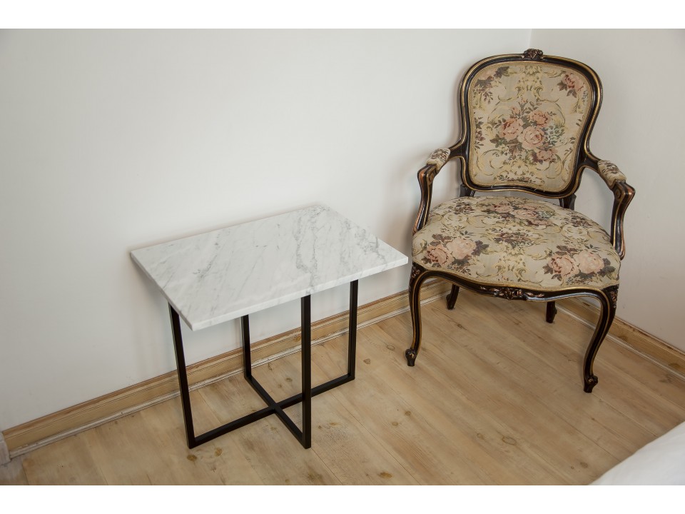 Prznośny stolik Bianco Carrara