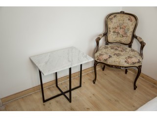 Prznośny stolik Bianco Carrara