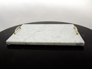 Biała marmurowa patra Bianco z dodatkiem złotych uchwytów. Wymiar 50x30cm