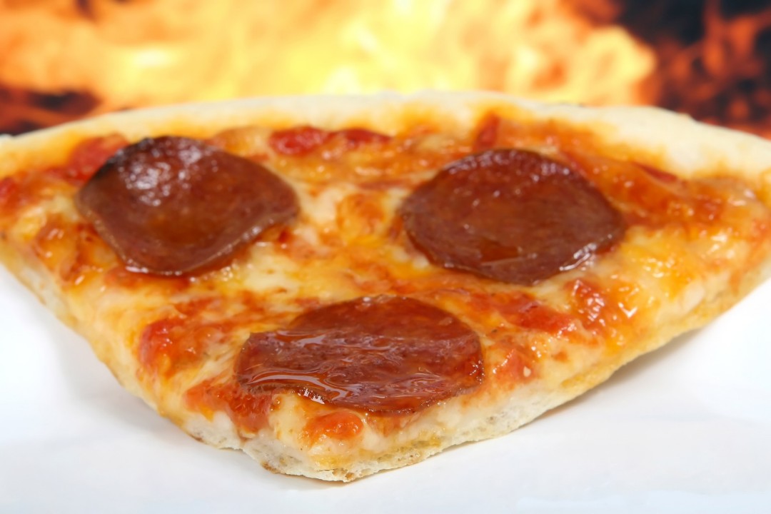 Sposób na włoską pizzę z wykorzystaniem kamienia do pizzy